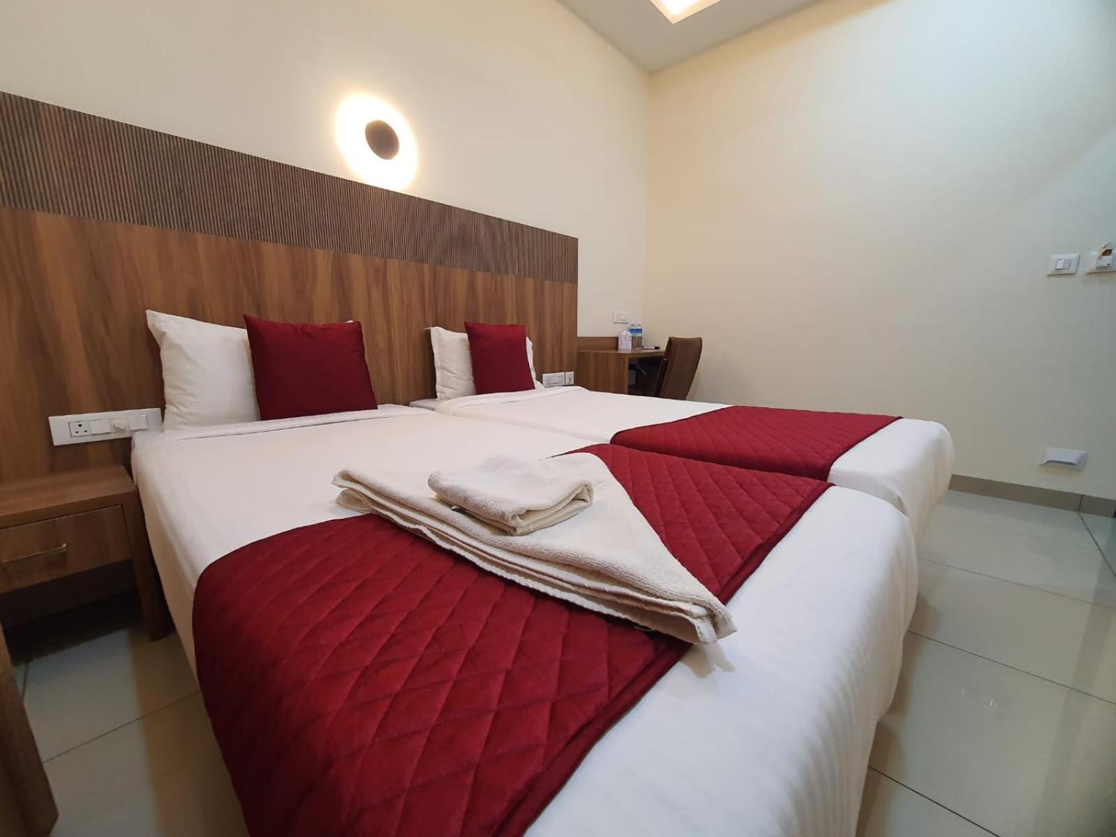 Hotel Deepakam Inn 帕拉克卡德 外观 照片