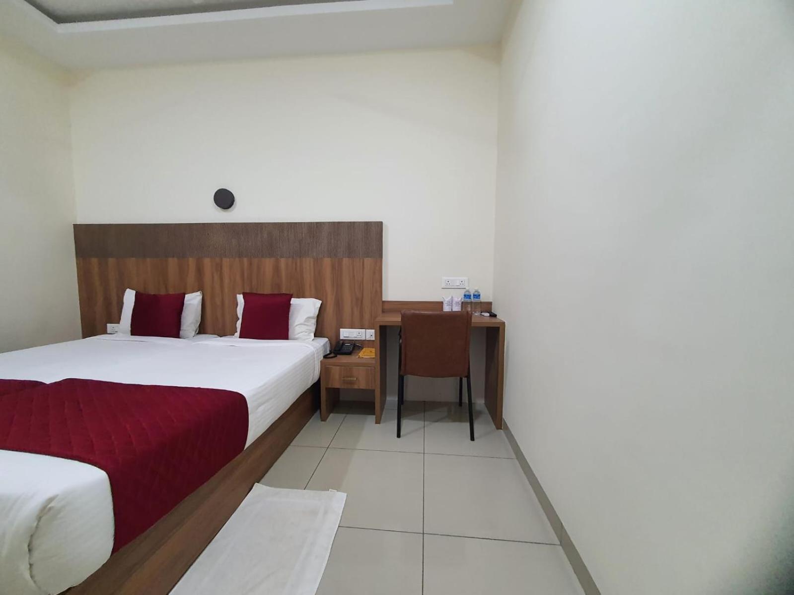 Hotel Deepakam Inn 帕拉克卡德 外观 照片