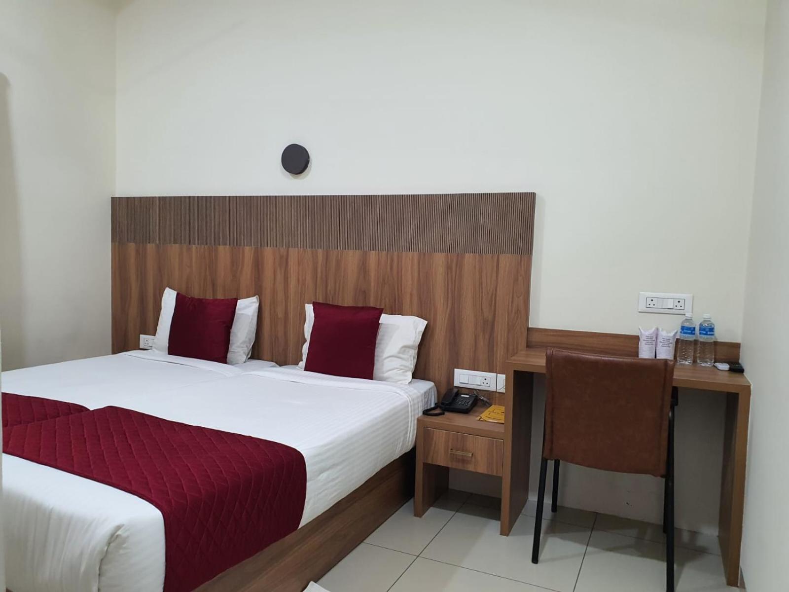 Hotel Deepakam Inn 帕拉克卡德 外观 照片